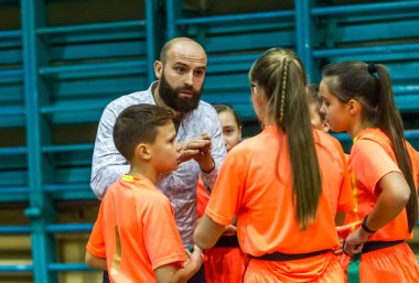 Odessa, Ukrayna - Decemb 25, 2018: genç çocuk oyun rugby şehir okul Derby kapalı odasında oynarken. Çocuk spor. Çocuk rugby 5 oyun. Çocuk zafer için mücadele. Sağlıklı yaşam tarzı