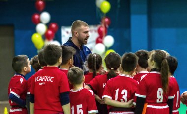 Odessa, Ukrayna - Decemb 25, 2018: genç çocuk oyun rugby şehir okul Derby kapalı odasında oynarken. Çocuk spor. Çocuk rugby 5 oyun. Çocuk zafer için mücadele. Sağlıklı yaşam tarzı