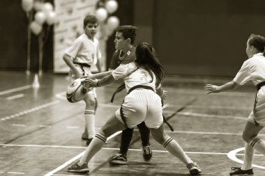 Odessa, Ukrayna - Decemb 25, 2018: genç çocuk oyun rugby şehir okul Derby kapalı odasında oynarken. Çocuk spor. Çocuk rugby 5 oyun. Çocuk zafer için mücadele. Sağlıklı yaşam tarzı