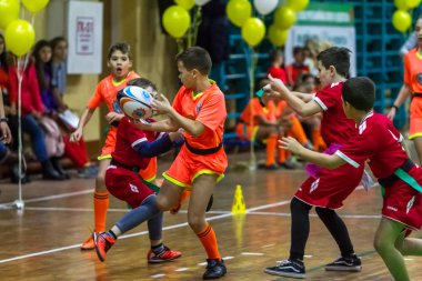 Odessa, Ukrayna - Decemb 25, 2018: genç çocuk oyun rugby şehir okul Derby kapalı odasında oynarken. Çocuk spor. Çocuk rugby 5 oyun. Çocuk zafer için mücadele. Sağlıklı yaşam tarzı