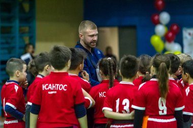 Odessa, Ukrayna - Decemb 25, 2018: genç çocuk oyun rugby şehir okul Derby kapalı odasında oynarken. Çocuk spor. Çocuk rugby 5 oyun. Çocuk zafer için mücadele. Sağlıklı yaşam tarzı