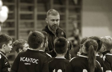 Odessa, Ukrayna - Decemb 25, 2018: genç çocuk oyun rugby şehir okul Derby kapalı odasında oynarken. Çocuk spor. Çocuk rugby 5 oyun. Çocuk zafer için mücadele. Sağlıklı yaşam tarzı