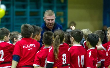 Odessa, Ukrayna - Decemb 25, 2018: genç çocuk oyun rugby şehir okul Derby kapalı odasında oynarken. Çocuk spor. Çocuk rugby 5 oyun. Çocuk zafer için mücadele. Sağlıklı yaşam tarzı