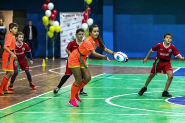 Odessa, Ukrayna - Decemb 25, 2018: genç çocuk oyun rugby şehir okul Derby kapalı odasında oynarken. Çocuk spor. Çocuk rugby 5 oyun. Çocuk zafer için mücadele. Sağlıklı yaşam tarzı