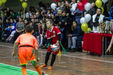 Odessa, Ukrayna - Decemb 25, 2018: genç çocuk oyun rugby şehir okul Derby kapalı odasında oynarken. Çocuk spor. Çocuk rugby 5 oyun. Çocuk zafer için mücadele. Sağlıklı yaşam tarzı