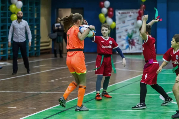 Odessa, Ukrayna - Decemb 25, 2018: genç çocuk oyun rugby şehir okul Derby kapalı odasında oynarken. Çocuk spor. Çocuk rugby 5 oyun. Çocuk zafer için mücadele. Sağlıklı yaşam tarzı