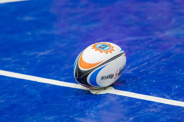 Odessa, Ukrayna - Decemb 25, 2018: genç çocuk oyun rugby şehir okul Derby kapalı odasında oynarken. Çocuk spor. Çocuk rugby 5 oyun. Çocuk zafer için mücadele. Sağlıklı yaşam tarzı