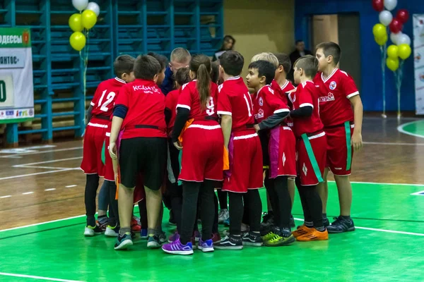 Odessa, Ukrayna - Decemb 25, 2018: genç çocuk oyun rugby şehir okul Derby kapalı odasında oynarken. Çocuk spor. Çocuk rugby 5 oyun. Çocuk zafer için mücadele. Sağlıklı yaşam tarzı