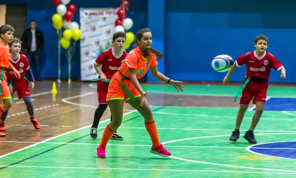 Odessa, Ukrayna - Decemb 25, 2018: genç çocuk oyun rugby şehir okul Derby kapalı odasında oynarken. Çocuk spor. Çocuk rugby 5 oyun. Çocuk zafer için mücadele. Sağlıklı yaşam tarzı