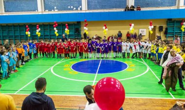 Odessa, Ukrayna - Decemb 25, 2018: genç çocuk oyun rugby şehir okul Derby kapalı odasında oynarken. Çocuk spor. Çocuk rugby 5 oyun. Çocuk zafer için mücadele. Sağlıklı yaşam tarzı