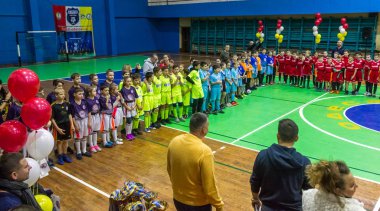 Odessa, Ukrayna - Decemb 25, 2018: genç çocuk oyun rugby şehir okul Derby kapalı odasında oynarken. Çocuk spor. Çocuk rugby 5 oyun. Çocuk zafer için mücadele. Sağlıklı yaşam tarzı