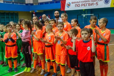 Odessa, Ukrayna - Decemb 25, 2018: genç çocuk oyun rugby şehir okul Derby kapalı odasında oynarken. Çocuk spor. Çocuk rugby 5 oyun. Çocuk zafer için mücadele. Sağlıklı yaşam tarzı