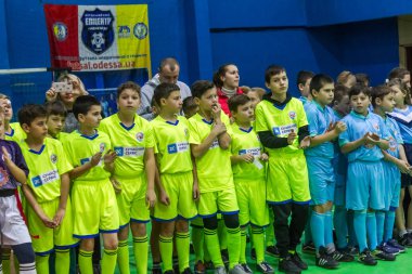 Odessa, Ukrayna - Decemb 25, 2018: genç çocuk oyun rugby şehir okul Derby kapalı odasında oynarken. Çocuk spor. Çocuk rugby 5 oyun. Çocuk zafer için mücadele. Sağlıklı yaşam tarzı