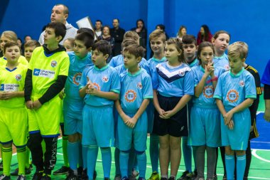 Odessa, Ukrayna - Decemb 25, 2018: genç çocuk oyun rugby şehir okul Derby kapalı odasında oynarken. Çocuk spor. Çocuk rugby 5 oyun. Çocuk zafer için mücadele. Sağlıklı yaşam tarzı