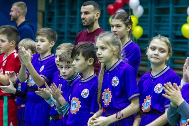 Odessa, Ukrayna - Decemb 25, 2018: genç çocuk oyun rugby şehir okul Derby kapalı odasında oynarken. Çocuk spor. Çocuk rugby 5 oyun. Çocuk zafer için mücadele. Sağlıklı yaşam tarzı
