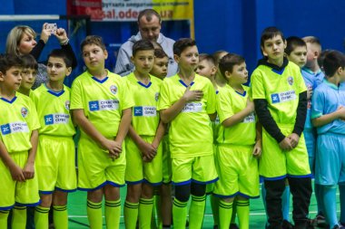 Odessa, Ukrayna - Decemb 25, 2018: genç çocuk oyun rugby şehir okul Derby kapalı odasında oynarken. Çocuk spor. Çocuk rugby 5 oyun. Çocuk zafer için mücadele. Sağlıklı yaşam tarzı