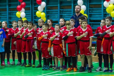 Odessa, Ukrayna - Decemb 25, 2018: genç çocuk oyun rugby şehir okul Derby kapalı odasında oynarken. Çocuk spor. Çocuk rugby 5 oyun. Çocuk zafer için mücadele. Sağlıklı yaşam tarzı
