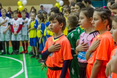 Odessa, Ukrayna - Decemb 25, 2018: genç çocuk oyun rugby şehir okul Derby kapalı odasında oynarken. Çocuk spor. Çocuk rugby 5 oyun. Çocuk zafer için mücadele. Sağlıklı yaşam tarzı