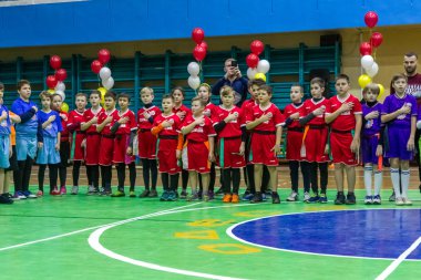 Odessa, Ukrayna - Decemb 25, 2018: genç çocuk oyun rugby şehir okul Derby kapalı odasında oynarken. Çocuk spor. Çocuk rugby 5 oyun. Çocuk zafer için mücadele. Sağlıklı yaşam tarzı