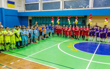 Odessa, Ukrayna - Decemb 25, 2018: genç çocuk oyun rugby şehir okul Derby kapalı odasında oynarken. Çocuk spor. Çocuk rugby 5 oyun. Çocuk zafer için mücadele. Sağlıklı yaşam tarzı