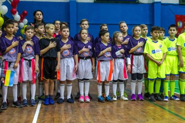 Odessa, Ukrayna - Decemb 25, 2018: genç çocuk oyun rugby şehir okul Derby kapalı odasında oynarken. Çocuk spor. Çocuk rugby 5 oyun. Çocuk zafer için mücadele. Sağlıklı yaşam tarzı