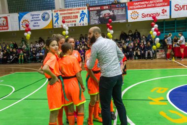 Odessa, Ukrayna - Decemb 25, 2018: genç çocuk oyun rugby şehir okul Derby kapalı odasında oynarken. Çocuk spor. Çocuk rugby 5 oyun. Çocuk zafer için mücadele. Sağlıklı yaşam tarzı