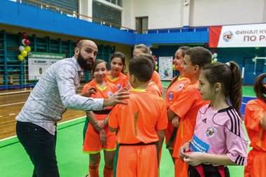Odessa, Ukrayna - Decemb 25, 2018: genç çocuk oyun rugby şehir okul Derby kapalı odasında oynarken. Çocuk spor. Çocuk rugby 5 oyun. Çocuk zafer için mücadele. Sağlıklı yaşam tarzı
