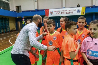 Odessa, Ukrayna - Decemb 25, 2018: genç çocuk oyun rugby şehir okul Derby kapalı odasında oynarken. Çocuk spor. Çocuk rugby 5 oyun. Çocuk zafer için mücadele. Sağlıklı yaşam tarzı