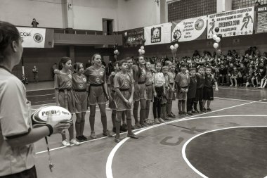 Odessa, Ukrayna - Decemb 25, 2018: genç çocuk oyun rugby şehir okul Derby kapalı odasında oynarken. Çocuk spor. Çocuk rugby 5 oyun. Çocuk zafer için mücadele. Sağlıklı yaşam tarzı