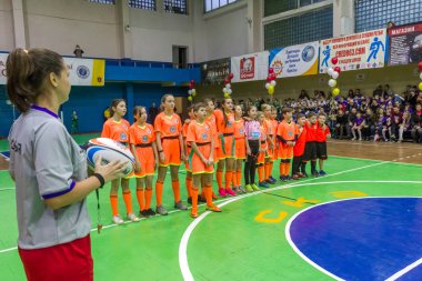 Odessa, Ukrayna - Decemb 25, 2018: genç çocuk oyun rugby şehir okul Derby kapalı odasında oynarken. Çocuk spor. Çocuk rugby 5 oyun. Çocuk zafer için mücadele. Sağlıklı yaşam tarzı