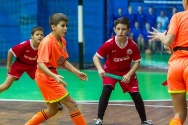 Odessa, Ukrayna - Decemb 25, 2018: genç çocuk oyun rugby şehir okul Derby kapalı odasında oynarken. Çocuk spor. Çocuk rugby 5 oyun. Çocuk zafer için mücadele. Sağlıklı yaşam tarzı