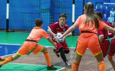 Odessa, Ukrayna - Decemb 25, 2018: genç çocuk oyun rugby şehir okul Derby kapalı odasında oynarken. Çocuk spor. Çocuk rugby 5 oyun. Çocuk zafer için mücadele. Sağlıklı yaşam tarzı