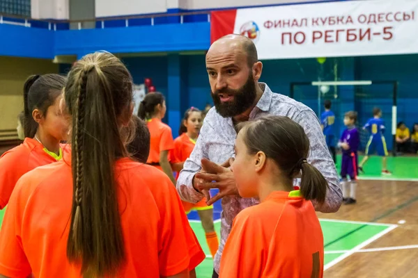 Odessa, Ukrayna - Decemb 25, 2018: genç çocuk oyun rugby şehir okul Derby kapalı odasında oynarken. Çocuk spor. Çocuk rugby 5 oyun. Çocuk zafer için mücadele. Sağlıklı yaşam tarzı