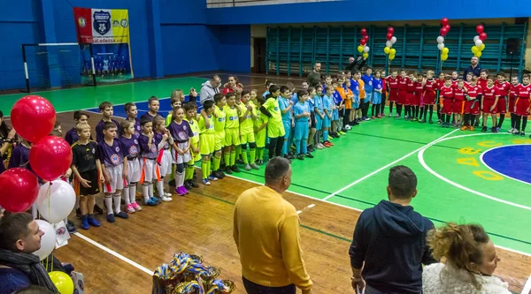 Odessa, Ukrayna - Decemb 25, 2018: genç çocuk oyun rugby şehir okul Derby kapalı odasında oynarken. Çocuk spor. Çocuk rugby 5 oyun. Çocuk zafer için mücadele. Sağlıklı yaşam tarzı