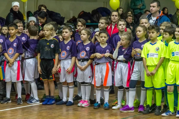 Odessa, Ukrayna - Decemb 25, 2018: genç çocuk oyun rugby şehir okul Derby kapalı odasında oynarken. Çocuk spor. Çocuk rugby 5 oyun. Çocuk zafer için mücadele. Sağlıklı yaşam tarzı