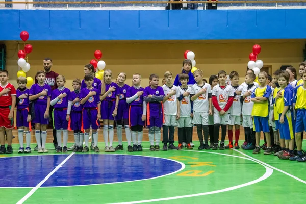 Odessa, Ukrayna - Decemb 25, 2018: genç çocuk oyun rugby şehir okul Derby kapalı odasında oynarken. Çocuk spor. Çocuk rugby 5 oyun. Çocuk zafer için mücadele. Sağlıklı yaşam tarzı