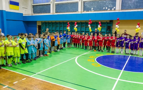 Odessa, Ukrayna - Decemb 25, 2018: genç çocuk oyun rugby şehir okul Derby kapalı odasında oynarken. Çocuk spor. Çocuk rugby 5 oyun. Çocuk zafer için mücadele. Sağlıklı yaşam tarzı