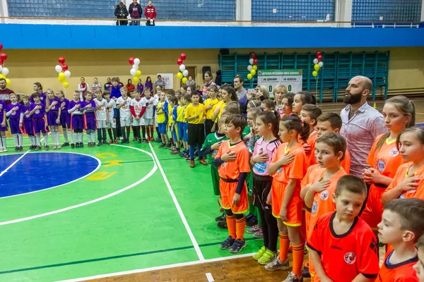 乌克兰奥德萨 幼儿在封闭的房间里在城市学校德比比赛时打橄榄球 儿童运动 孩子们玩橄榄球5 为孩子们的胜利而战 健康的生活方式 — 图库照片