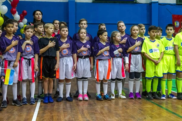 Odessa, Ukrayna - Decemb 25, 2018: genç çocuk oyun rugby şehir okul Derby kapalı odasında oynarken. Çocuk spor. Çocuk rugby 5 oyun. Çocuk zafer için mücadele. Sağlıklı yaşam tarzı