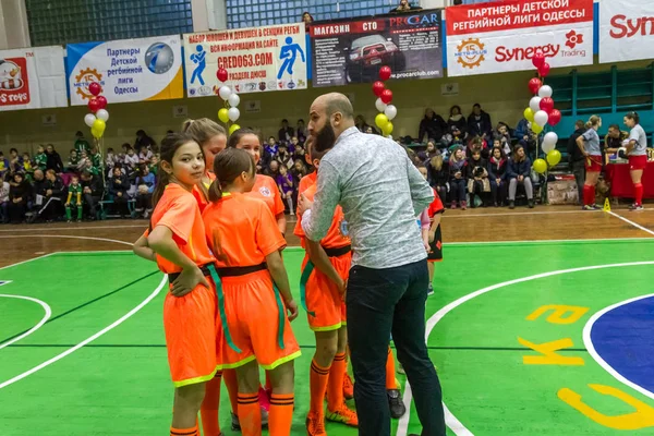 Odessa, Ukrayna - Decemb 25, 2018: genç çocuk oyun rugby şehir okul Derby kapalı odasında oynarken. Çocuk spor. Çocuk rugby 5 oyun. Çocuk zafer için mücadele. Sağlıklı yaşam tarzı