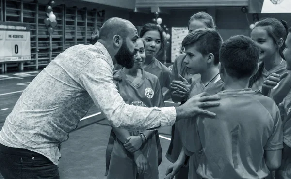 Odessa, Ukrayna - Decemb 25, 2018: genç çocuk oyun rugby şehir okul Derby kapalı odasında oynarken. Çocuk spor. Çocuk rugby 5 oyun. Çocuk zafer için mücadele. Sağlıklı yaşam tarzı