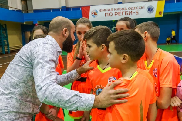 Odessa, Ukrayna - Decemb 25, 2018: genç çocuk oyun rugby şehir okul Derby kapalı odasında oynarken. Çocuk spor. Çocuk rugby 5 oyun. Çocuk zafer için mücadele. Sağlıklı yaşam tarzı