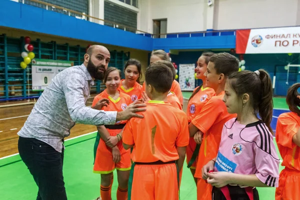 Odessa, Ukrayna - Decemb 25, 2018: genç çocuk oyun rugby şehir okul Derby kapalı odasında oynarken. Çocuk spor. Çocuk rugby 5 oyun. Çocuk zafer için mücadele. Sağlıklı yaşam tarzı
