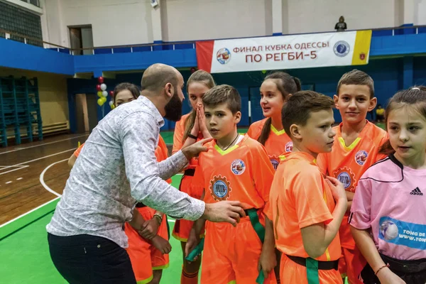 Odessa, Ukrayna - Decemb 25, 2018: genç çocuk oyun rugby şehir okul Derby kapalı odasında oynarken. Çocuk spor. Çocuk rugby 5 oyun. Çocuk zafer için mücadele. Sağlıklı yaşam tarzı