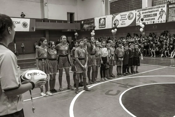 Odessa, Ukrayna - Decemb 25, 2018: genç çocuk oyun rugby şehir okul Derby kapalı odasında oynarken. Çocuk spor. Çocuk rugby 5 oyun. Çocuk zafer için mücadele. Sağlıklı yaşam tarzı