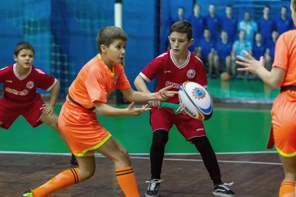 Odessa, Ukrayna - Decemb 25, 2018: genç çocuk oyun rugby şehir okul Derby kapalı odasında oynarken. Çocuk spor. Çocuk rugby 5 oyun. Çocuk zafer için mücadele. Sağlıklı yaşam tarzı