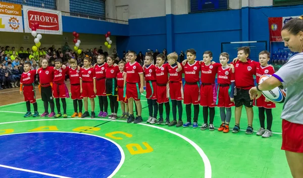 乌克兰奥德萨 幼儿在封闭的房间里在城市学校德比比赛时打橄榄球 儿童运动 孩子们玩橄榄球5 为孩子们的胜利而战 健康的生活方式 — 图库照片