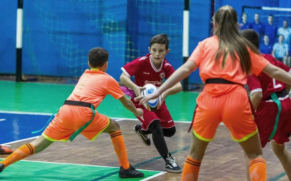 Odessa, Ukrayna - Decemb 25, 2018: genç çocuk oyun rugby şehir okul Derby kapalı odasında oynarken. Çocuk spor. Çocuk rugby 5 oyun. Çocuk zafer için mücadele. Sağlıklı yaşam tarzı
