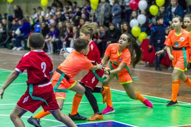 Odessa, Ukrayna - Decemb 25, 2018: genç çocuk oyun rugby şehir okul Derby kapalı odasında oynarken. Çocuk spor. Çocuk rugby 5 oyun. Çocuk zafer için mücadele. Sağlıklı yaşam tarzı