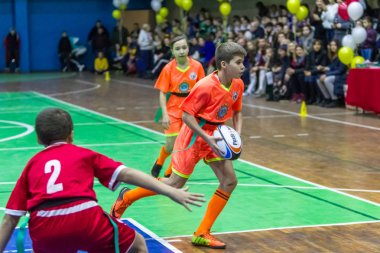 Odessa, Ukrayna - Decemb 25, 2018: genç çocuk oyun rugby şehir okul Derby kapalı odasında oynarken. Çocuk spor. Çocuk rugby 5 oyun. Çocuk zafer için mücadele. Sağlıklı yaşam tarzı